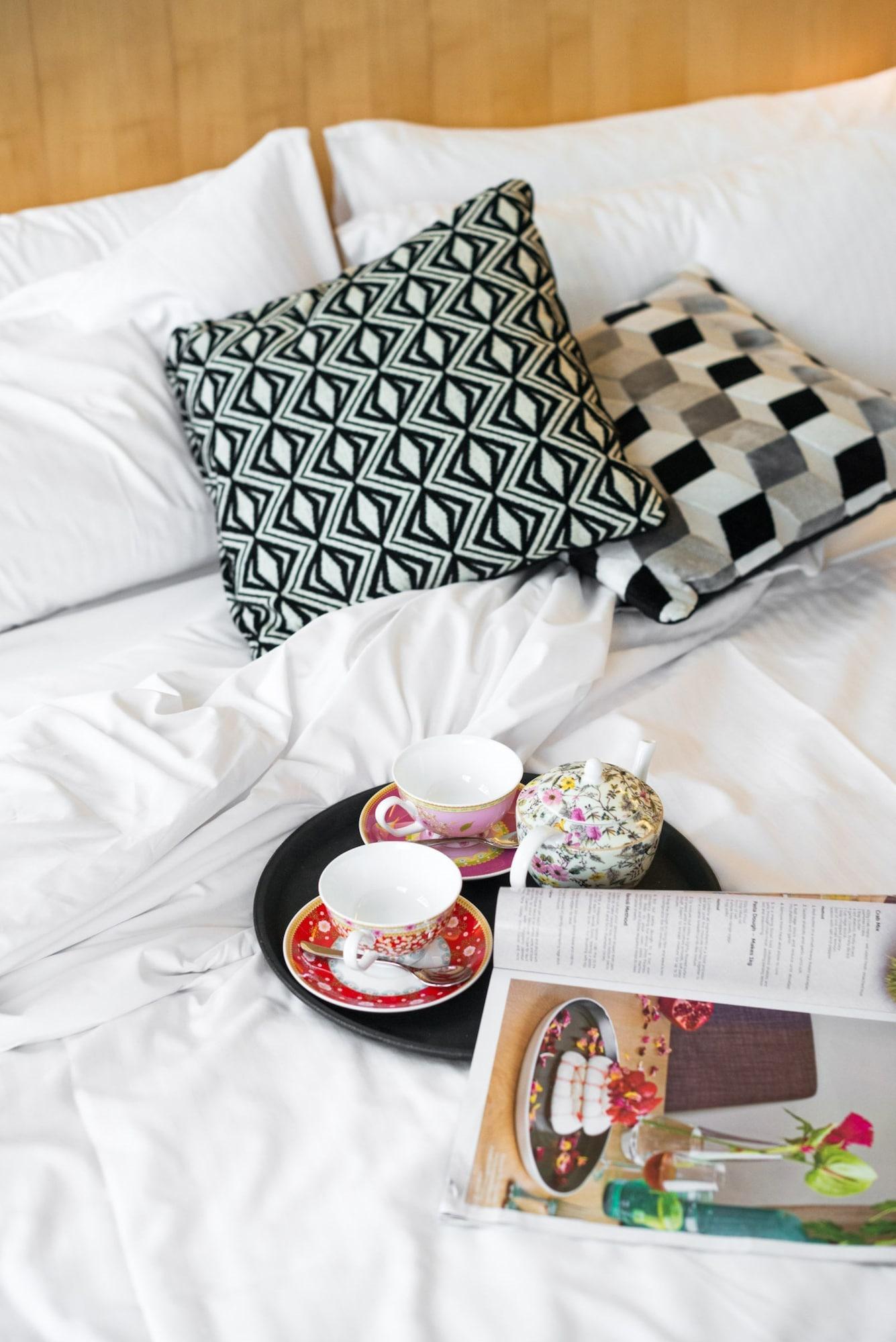 Adelphi Hotel Melbourne Zewnętrze zdjęcie A bed with cushions