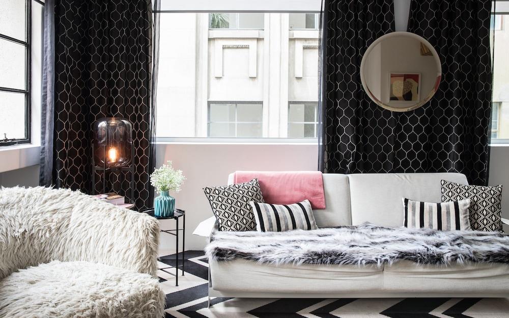 Adelphi Hotel Melbourne Zewnętrze zdjęcie A living room with a black and white chequered floor