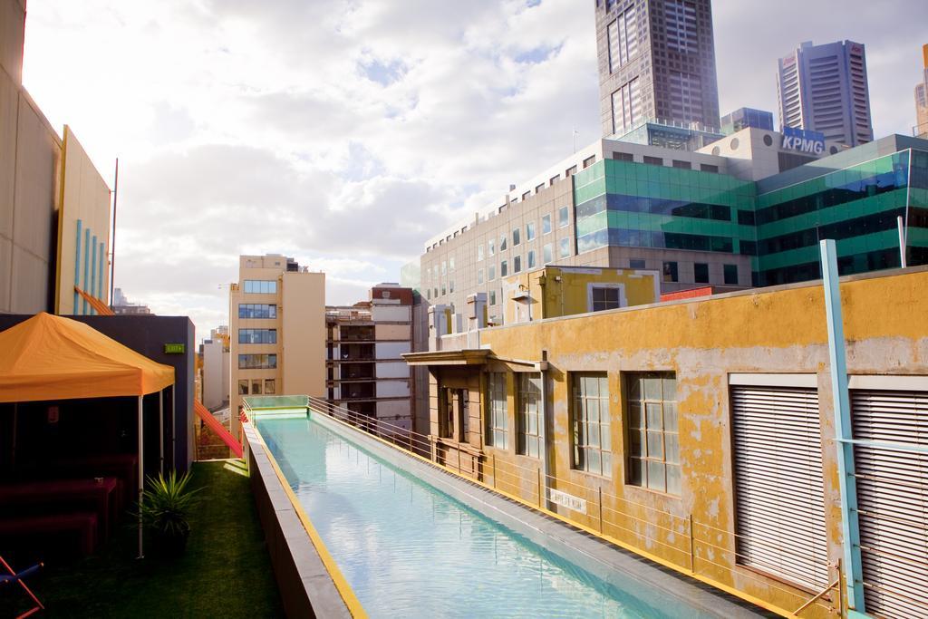 Adelphi Hotel Melbourne Zewnętrze zdjęcie The pool at the rooftop of the Standard East Village